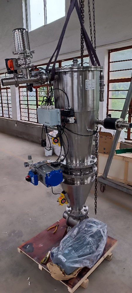 高纯氧化铝粉末均匀加料至搅拌釜